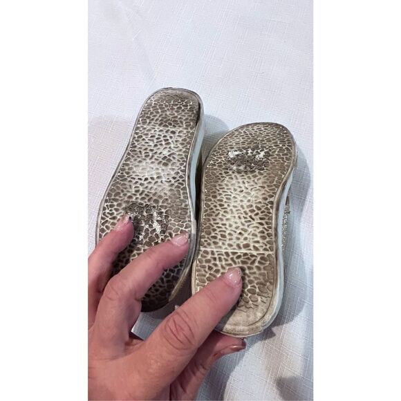 Michael Kors Kids Slip On Monogram Gold Tone Logo Sneaker Shoes Toddler 9 US - Picture 11 of 11